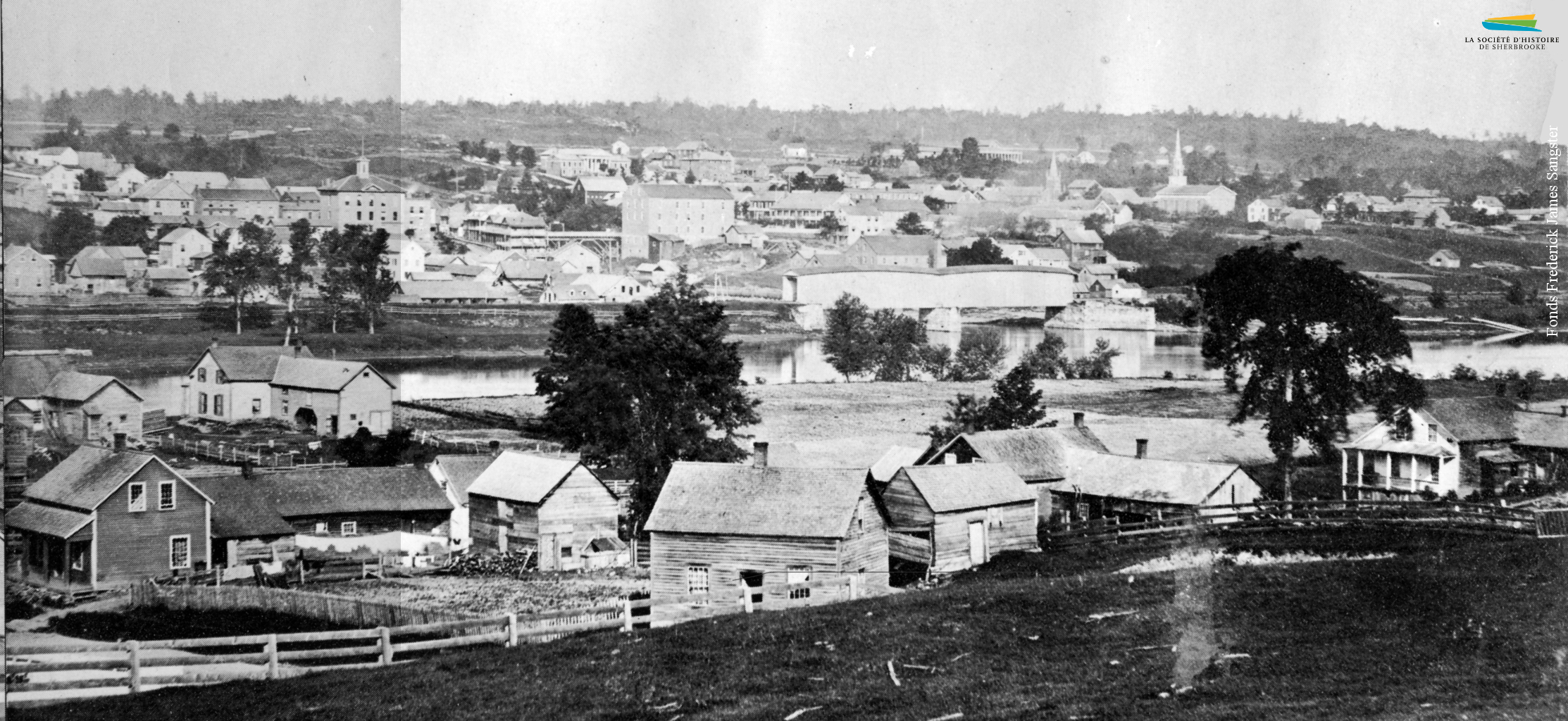 Vue du confluent des rivières Magog et Saint-François depuis le quartier Est, vers 1865. À cette époque l’Est est très peu peuplé, les ouvriers qui y habitent devant marcher une trop longue distance pour aller travailler dans les usines situées dans la gorge de la rivière Magog.