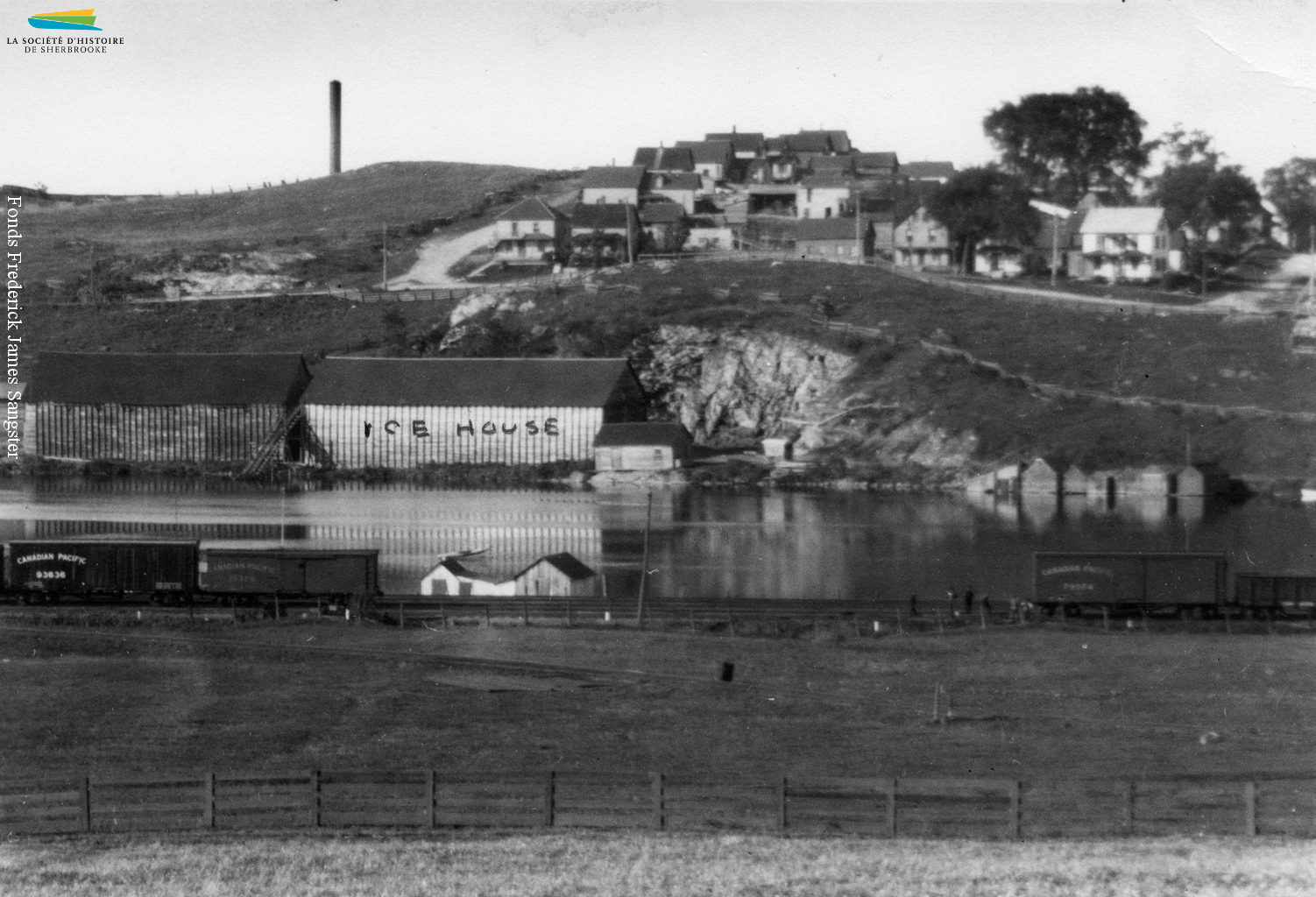 Le voisinage Liverpool, du nom que porte alors cette section de la rue King, vers 1920. Situé entre la rue du Québec et le pont Montcalm, le quartier est habité dès les années 1850 par des Canadiens français qui travaillent comme ouvriers dans les manufactures voisines.