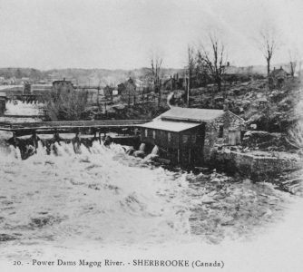 La rivière Magog et le barrage no 2, vers 1900. Dans le bâtiment situé à droite de la photographie se trouve la station de pompage, où l’eau est puisée dans la rivière avant d’être distribuée par le réseau d’aqueduc de Sherbrooke. Beaucoup se plaignent de son mauvais goût, causé par la pollution de la rivière...