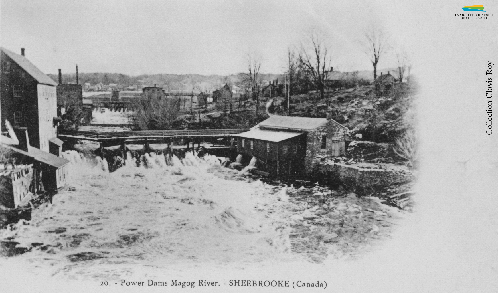 La rivière Magog et le barrage no 2, vers 1900. Dans le bâtiment situé à droite de la photographie se trouve la station de pompage, où l’eau est puisée dans la rivière avant d’être distribuée par le réseau d’aqueduc de Sherbrooke. Beaucoup se plaignent de son mauvais goût, causé par la pollution de la rivière...