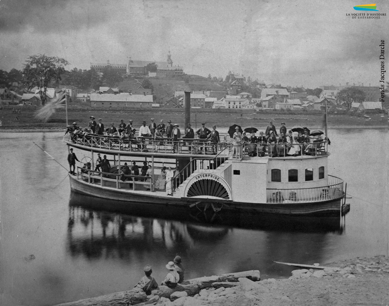 Le bateau à vapeur <em>Enterprise</em> sur la rivière Saint-François, vers 1878. Construit par la manufacture de Sherbrooke Smith & Elkins, il transporte des passagers entre Sherbrooke et Bromptonville (alors Brompton Grove). L’<em>Enterprise</em> ne reste toutefois en service que deux ans.