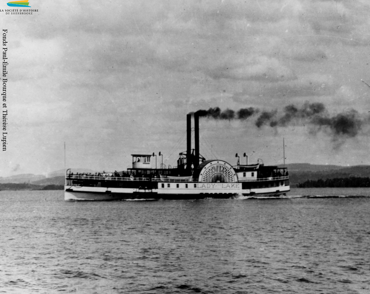 Le bateau à vapeur Lady of the Lake sillonne les eaux du lac Memphrémagog de 1867 à 1917, surtout pour les touristes qui souhaitent y faire de courtes croisières. On le voit ici vers 1895.
