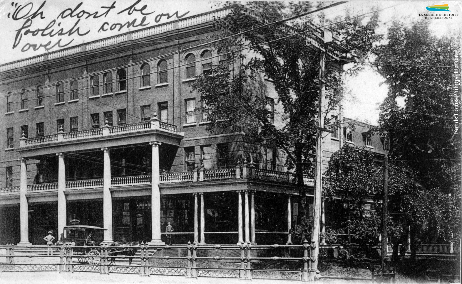 Le Magog House, ou Hôtel Magog, au début des années 1900. Le premier hôtel bâti à cet endroit, par Tylar Moore en 1836, sert de relais pour les diligences qui circulent entre Québec, Montréal et les États-Unis