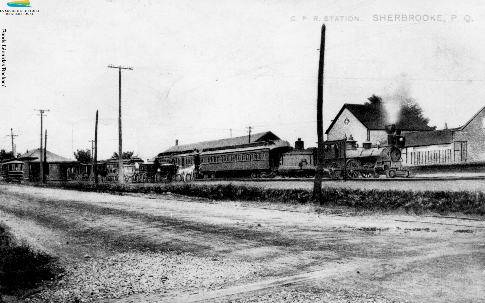 La gare du Canadien Pacifique située au coin des rues Frontenac et Belvédère Nord, vers 1907. Des passagers peuvent y embarquer, mais ce sont surtout les usines situées à proximité – dont la Paton – qui profitent de la proximité de cette voie ferrée. La gare est construite en 1890, et démolie en 1963.