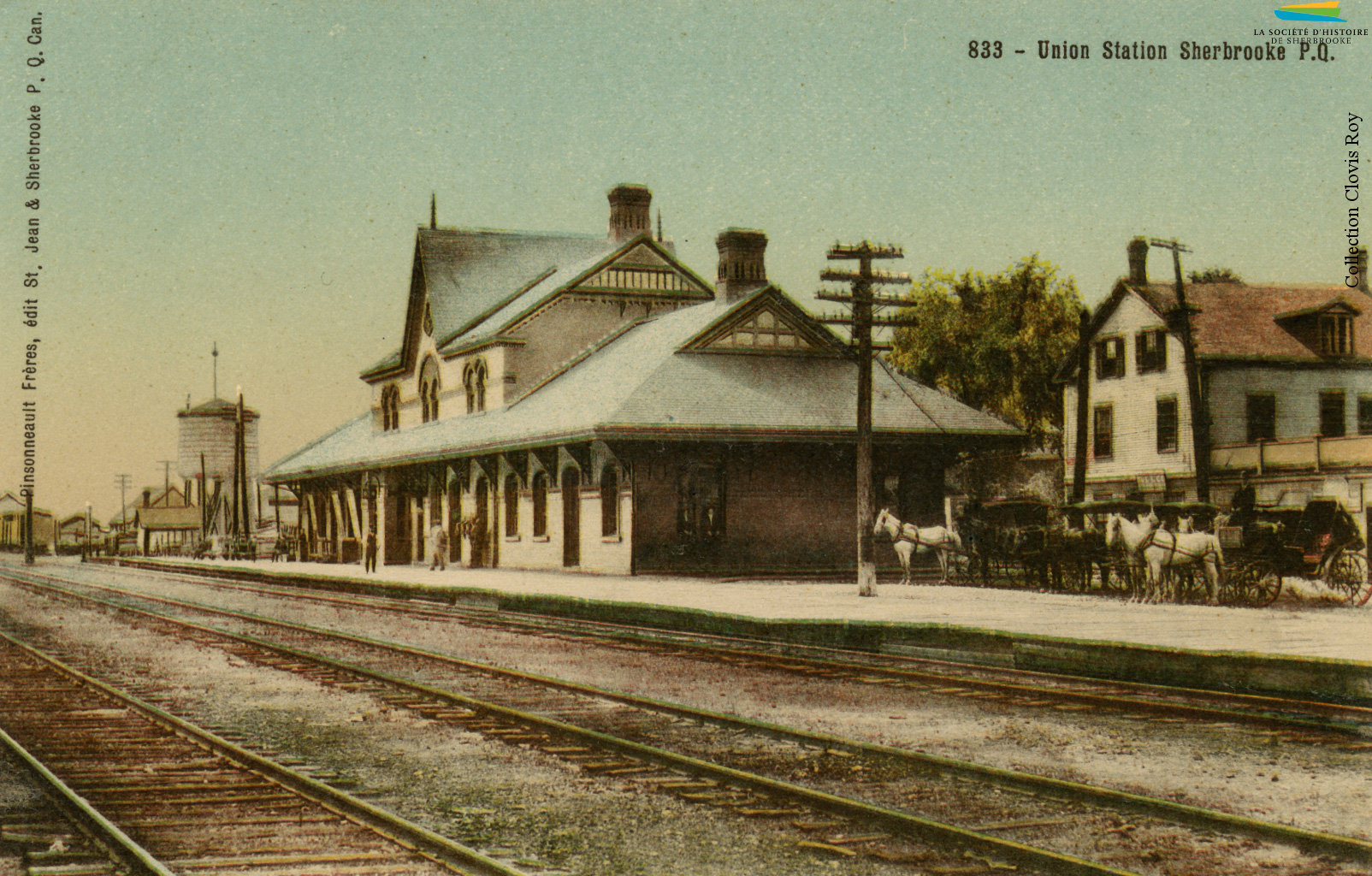 La gare Union, située sur la rue du Dépôt, vers 1905. C’est sur ce site qu’est également construite la toute première gare de Sherbrooke lors de l’arrivée du chemin de fer, en 1852.  Cette première gare est détruite en 1890, et remplacée par la gare Union.