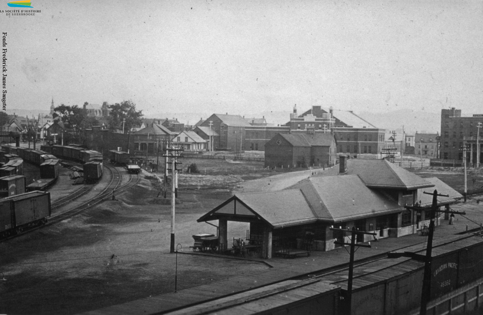 La gare du Canadien Pacifique, construite vers 1910 près de l’axe des rues Galt Ouest et Belvédère Sud, tout près du lac des Nations. La présence de ce chemin de fer depuis les années 1880 permet à des compagnies – l’Ingersoll-Rand, la Dominion Textile, la Canadian Silk et bien d’autres – de construire leurs usines dans les environs. Cette photo est prise en 1911.