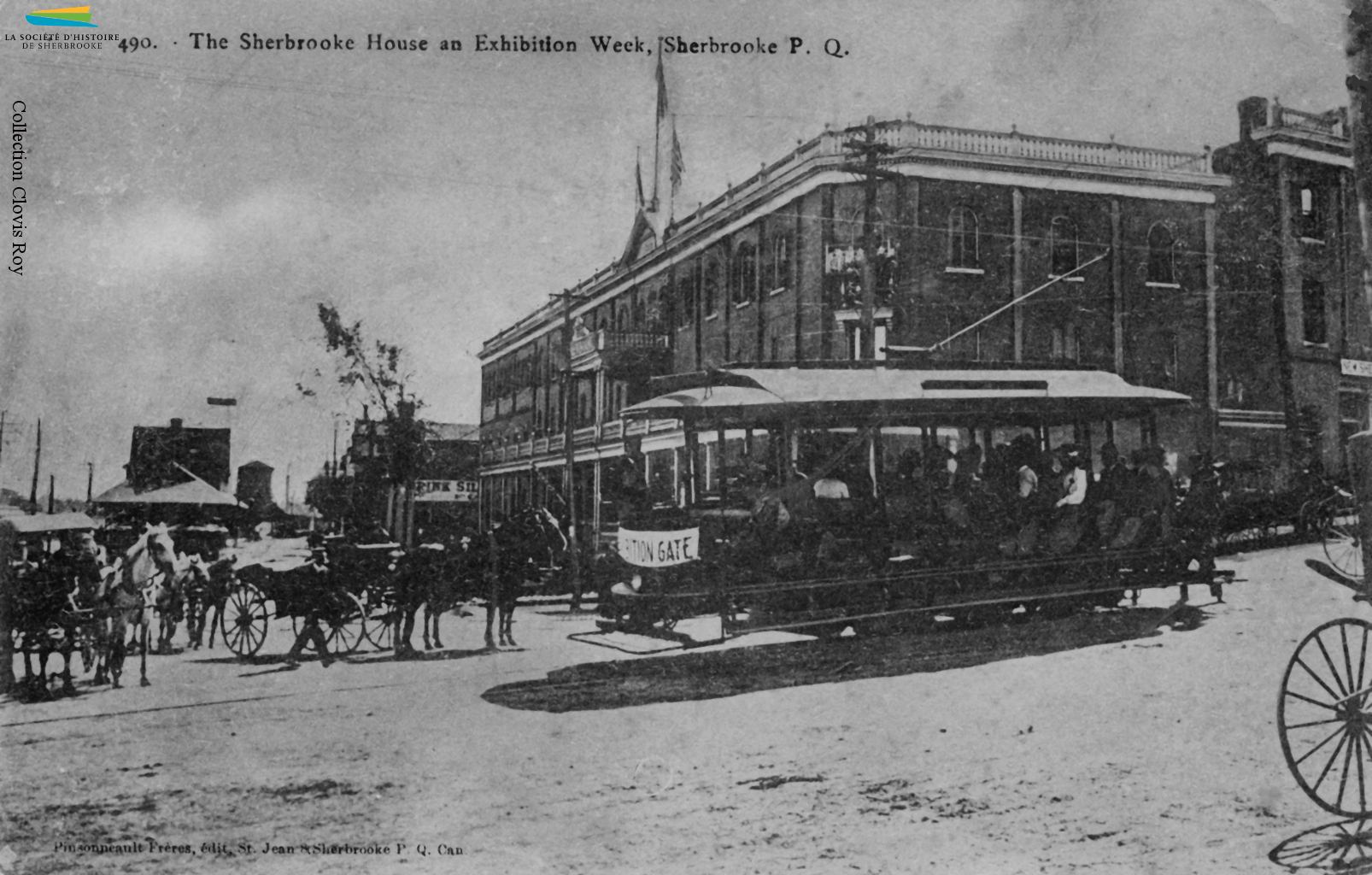 Le coin des rues King Ouest et Dépôt en 1906, où se trouve la gare Union. Le tramway transporte les habitants de Sherbrooke un peu partout dans la ville, mais les voitures tirées par des chevaux sont encore très présentes. Plusieurs hôtels emploient des cochers pour transporter leurs clients de et vers la gare.