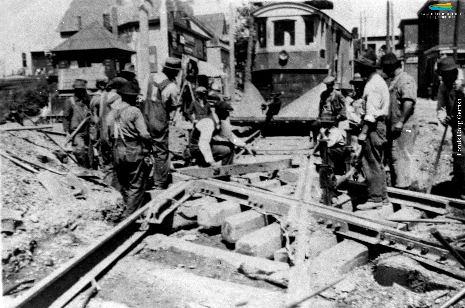 Des travaux sont effectués sur une ligne de tramway, là où les rails du Canadien Pacifique croisent la rue Alexandre, vers 1920. Ces travaux sont probablement effectués dans le cadre de la construction de la ligne Fairmount, qui se rend dans le quartier Ouest.