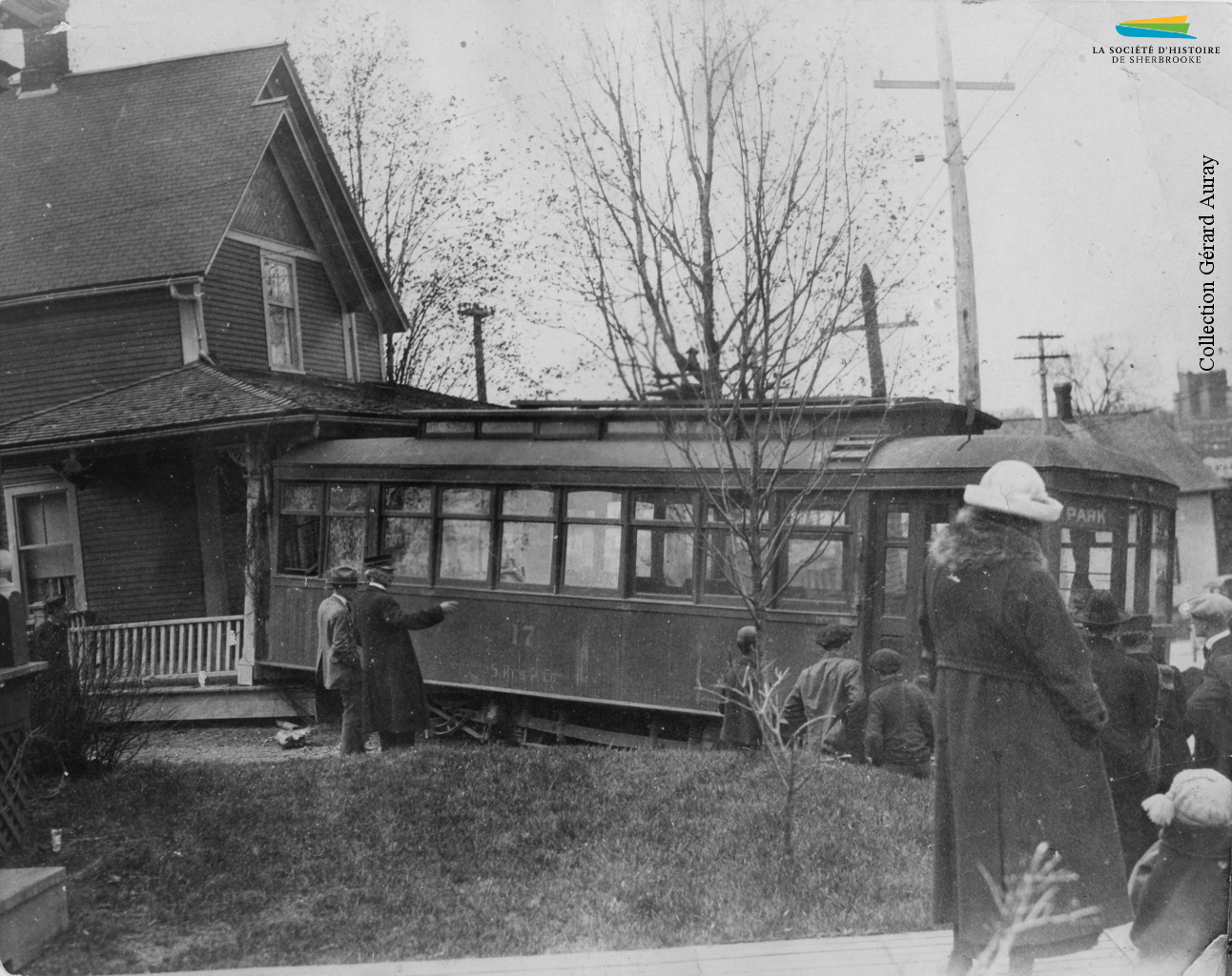 Les accidents impliquant le tramway sont rares, mais attirent à coup sûr l’attention. En 1921 par exemple, une voiture débarque de ses rails et termine sa course sur le perron d’une résidence située au coin des rues Parc et King Est.