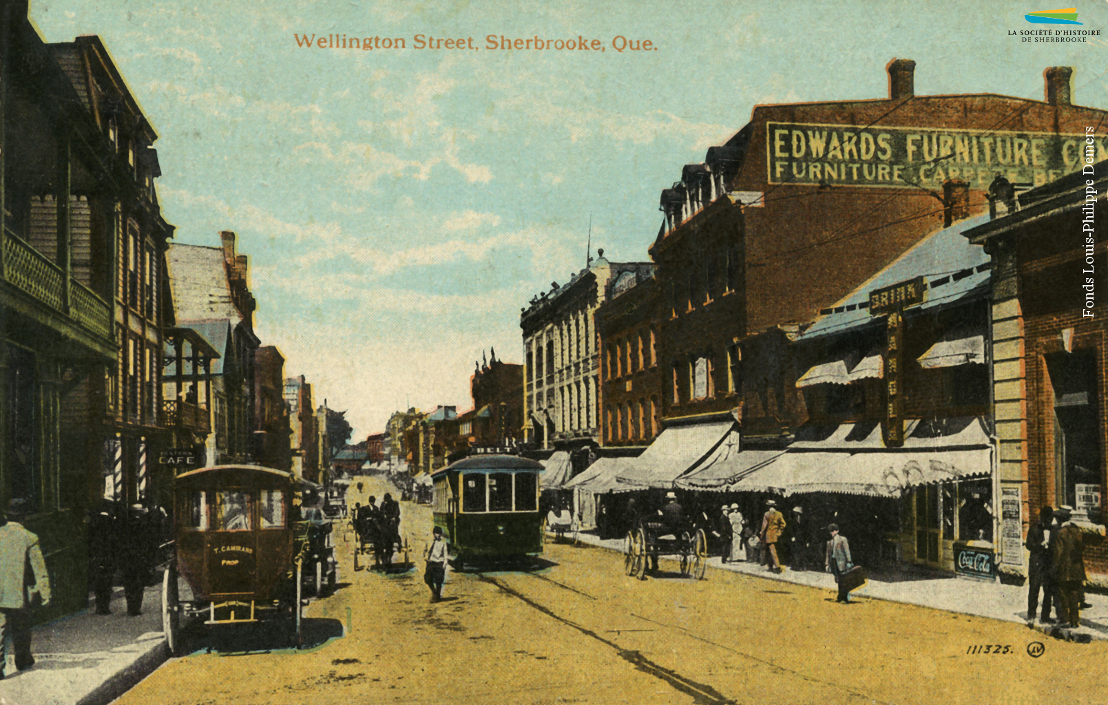 La rue Wellington Nord dans les années 1910. Un tramway, des voitures tirées par des chevaux et des piétons circulent sur la rue, qui est alors la principale artère commerciale de Sherbrooke.