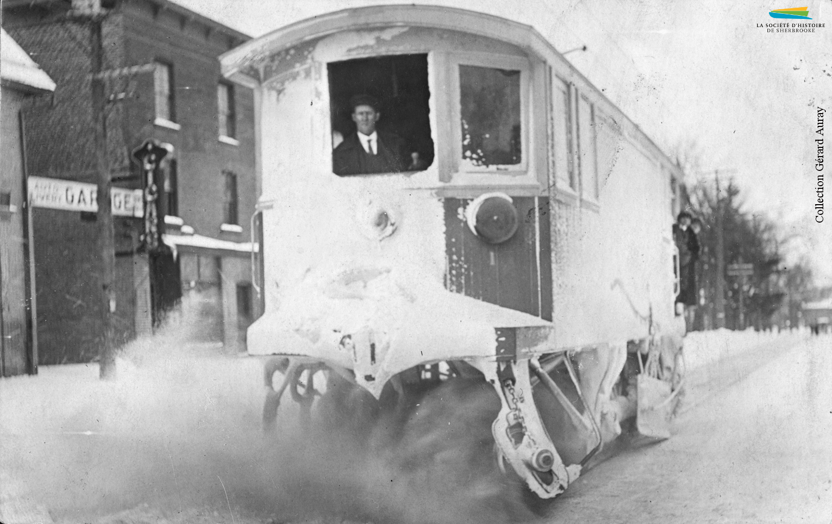 Pour déblayer les voies après une chute de neige, la Sherbrooke Street Railway and Power Co. dispose de certaines voitures de tramway équipées de balais. Cette photographie montre l’une de ces voitures à l’œuvre en janvier 1919.