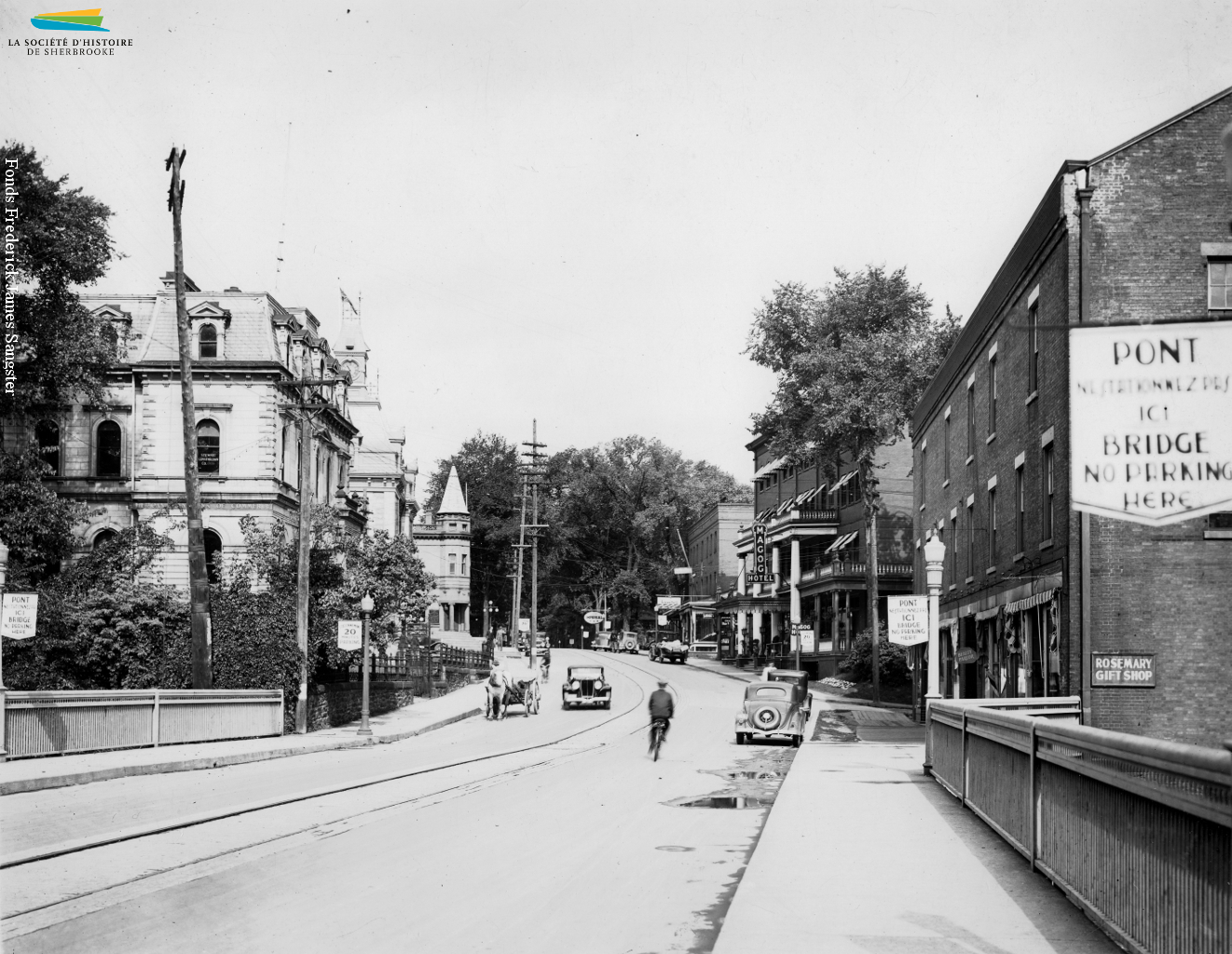 La rue Dufferin vers 1934. Les tramways ne circulent plus depuis deux ans, mais il faut attendre 1936 pour que les rails soient finalement enlevés. Et malgré la multiplication des automobiles, certains se déplacent encore en fiacres tirés par des chevaux...