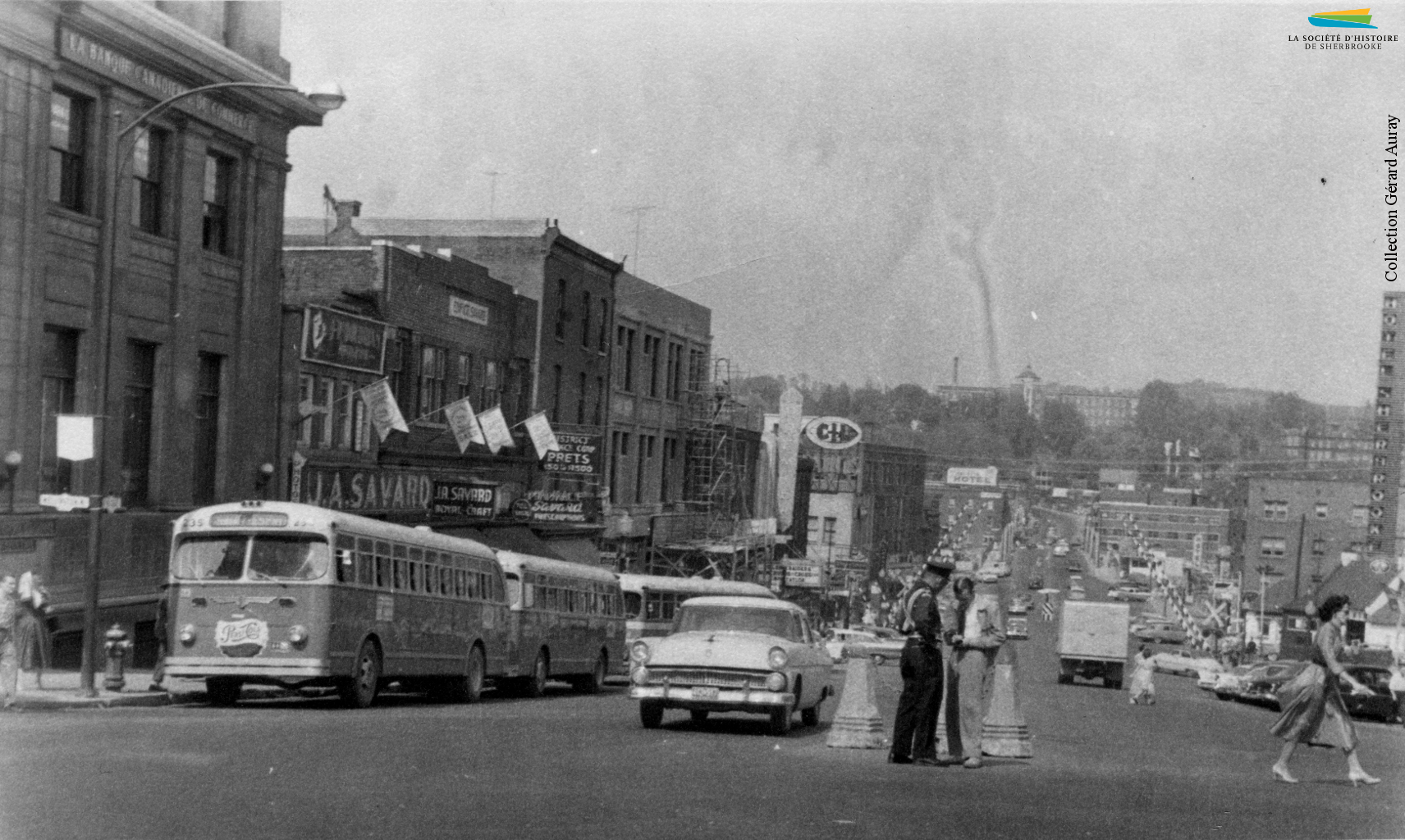 La rue King Ouest en 1957. Après la fermeture du réseau de tramway en 1932, le transport en commun est assuré par des autobus.