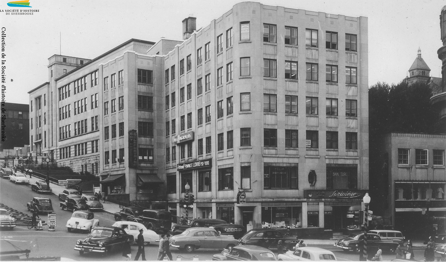 Le coin des rues King et Wellington en 1948. Le nombre de voitures à Sherbrooke explose après la fin de la Seconde Guerre mondiale, et les problèmes d’embouteillage au centre-ville sont très fréquents.