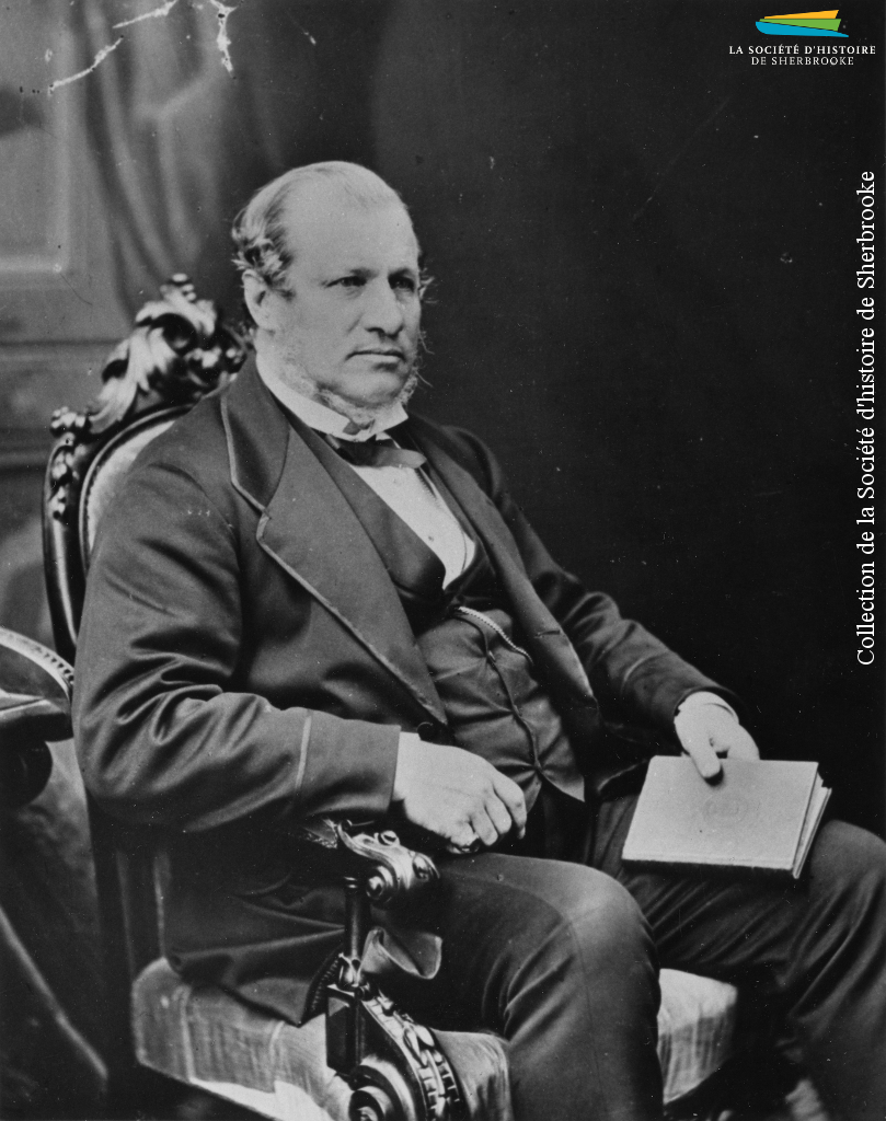 Alexander T. Galt (1817-1893) en 1869. Originaire de Grande-Bretagne, il arrive au Canada vers 1835 comme employé de la BALCo, dont il devient éventuellement le commissaire. Il lance aussi sa carrière politique en 1852, ce qui l’amène à travailler à la création du Canada en 1867, et en devient le ministre des Finances.