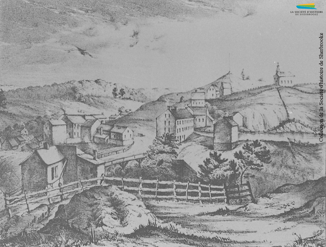 Un dessin de Sherbrooke réalisé par l’arpenteur Joseph Bouchette en 1836. Le village prend de l’expansion depuis qu’il a été nommé chef-lieu du district judiciaire de Saint-François (le premier palais de justice, situé là où se trouve aujourd’hui le palais de justice, est visible au centre), et attire des artisans et des cultivateurs originaires des États-Unis et de Grande-Bretagne.