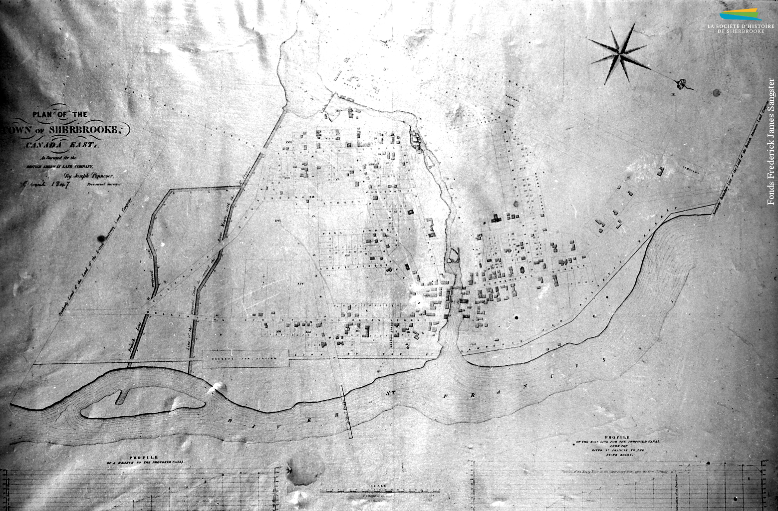 Un plan de Sherbrooke réalisé en 1847 pour la British American Land Company (BALCo). On y voit le tracé d’un canal que projette de creuser la BALCo entre le Lac des Nations (en haut de la photo) et la rivière Saint-François (en bas), vis-à-vis ce qui est aujourd’hui la rue Galt. Ce projet, abandonné quelques années plus tard, aurait permis à Sherbrooke d’accueillir davantage d’usines si jamais les rives de la rivière Magog en venaient à ne plus pouvoir en accueillir.