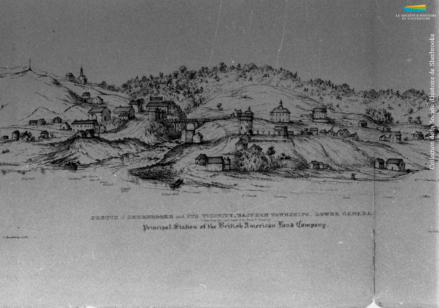 Sherbrooke en 1836, vue depuis la rive est de la rivière Saint-François. Les activités industrielles se résument alors à quelques moulins alimentés par l’eau de la rivière Magog. À partir de 1834, la BALCo construit d’autres barrages et aménage les rives de la rivière afin d’attirer d’autres manufactures.