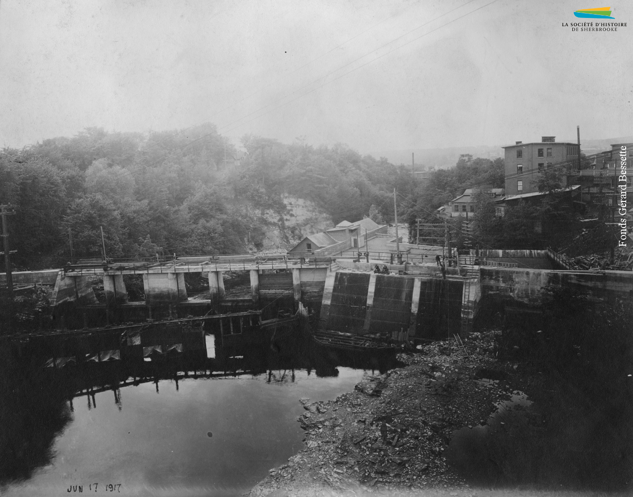 Le barrage de la centrale Frontenac, en 1917. Anciennement le barrage no 3, lequel alimente en énergie hydraulique certaines manufactures, le barrage est converti en 1888 pour produire de l’électricité.