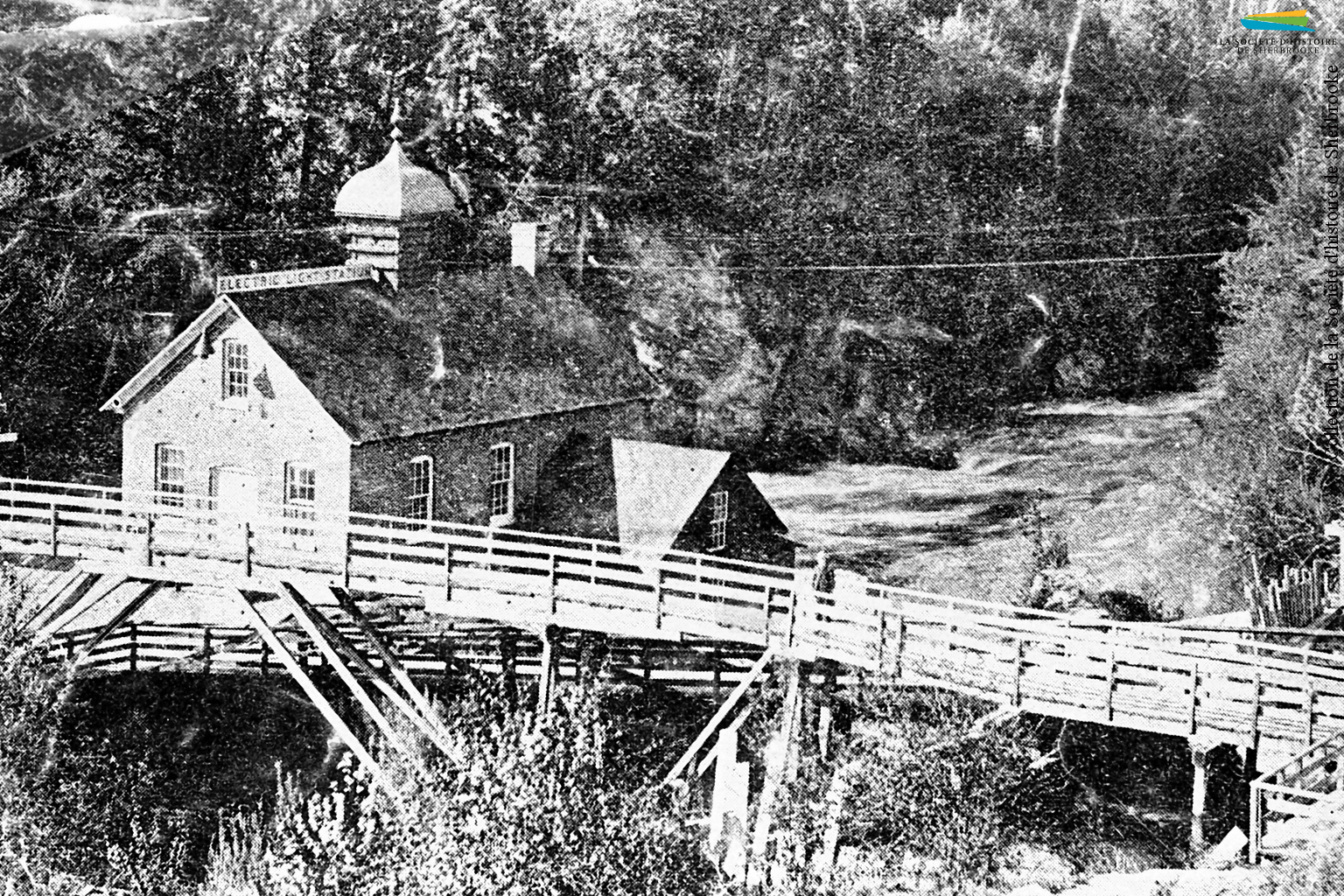 La Electric Light Station de la Sherbrooke Gas & Water Co., qui devient par la suite la centrale Frontenac, en 1890. La compagnie commence à y produire de l’électricité en 1888. Cette électricité est vendue à des commerçants et des industriels pour de l’éclairage; cela prend un certain nombres d’années avant que l’électricité s’implante dans les demeures des habitants de Sherbrooke.