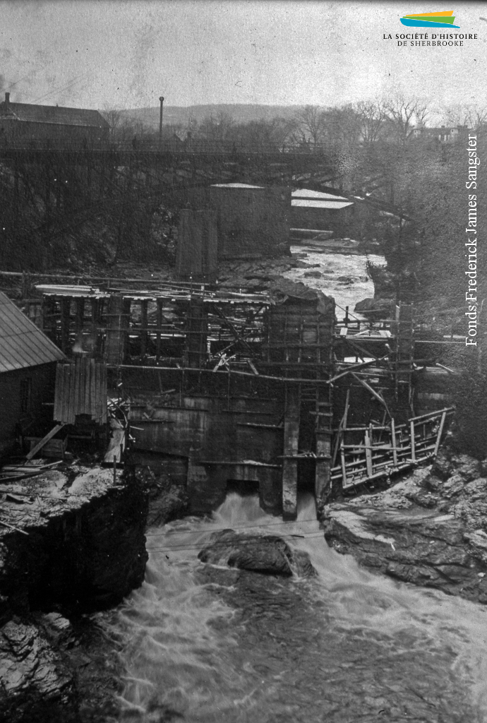 Reconstruction du barrage alimentant la centrale Frontenac, vers 1917.