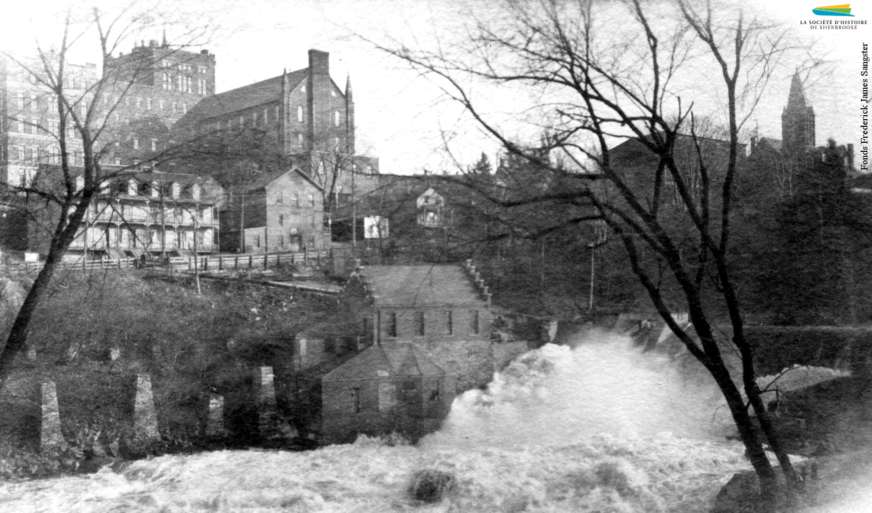 La centrale de la Sherbrooke Street Railway située à proximité du barrage no 4, près de la rue Frontenac, vers 1911. Elle est construite par la Sherbrooke Street Railway Co. en 1897 pour alimenter ses tramways en électricité, et démolie dans les années 1910 après la construction de la centrale Abénaquis.