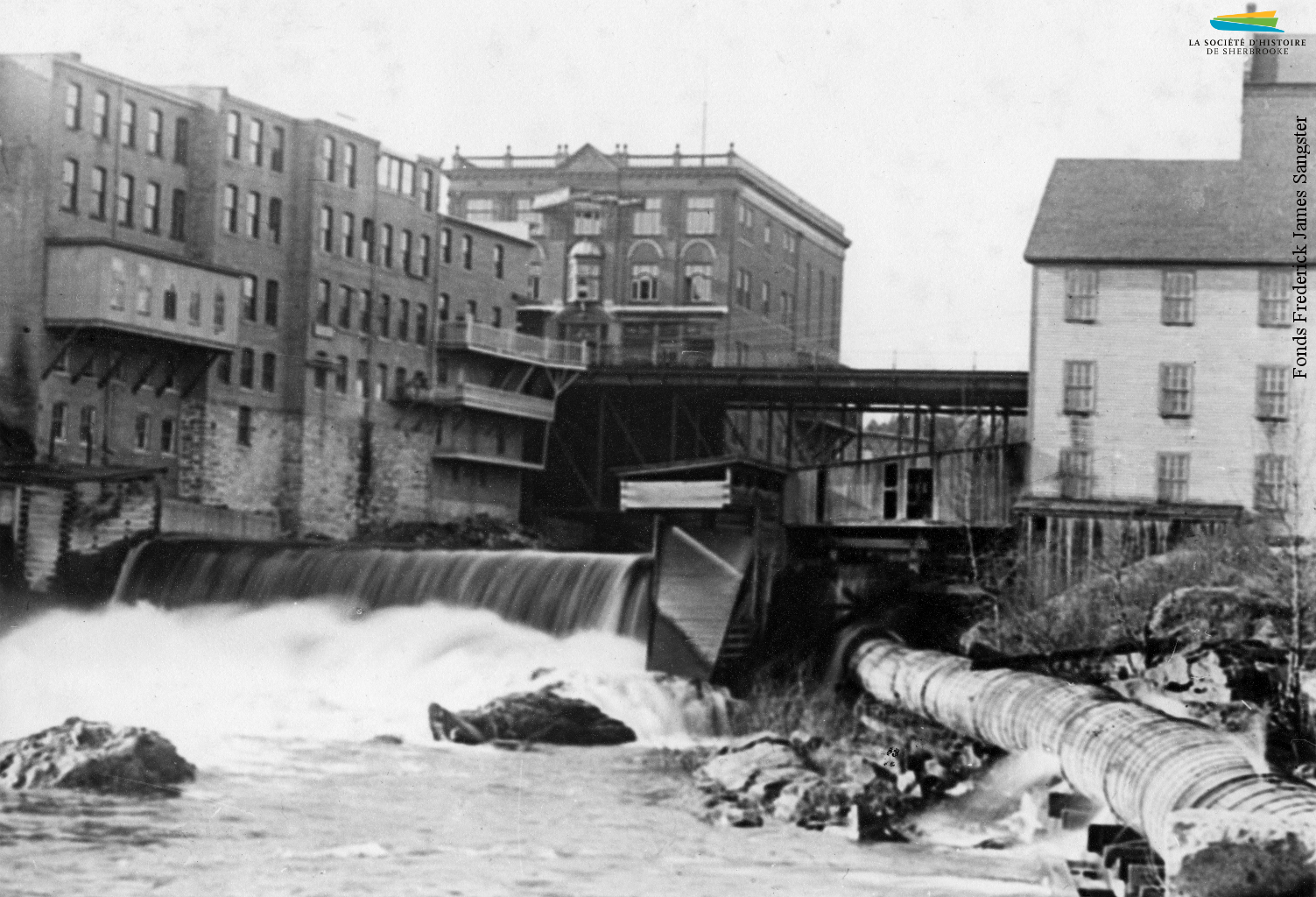 Le barrage no 5 situé tout près du confluent, entre 1887 et 1900. Installé non loin de l’endroit où le premier barrage de Sherbrooke est construit en 1802, il alimente en eau les moulins et manufactures situés à proximité. Lorsque l’énergie hydraulique est remplacée par l’électricité, le barrage devient inutile et est démoli dans les années 1910.