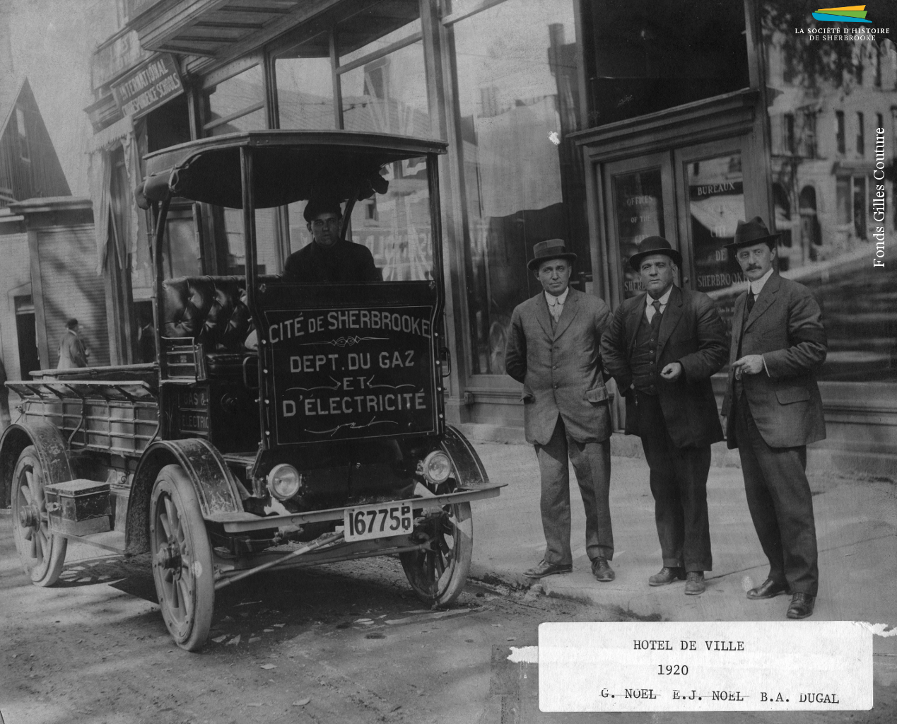 Un camion électrique Andover, du Département du gaz et de l’électricité de Sherbrooke, vers 1914. Le Département est créé à la suite d’un référendum en faveur de la municipalisation de l’électricité en 1908 et devient Hydro-Sherbrooke dans les années 1960. Avant 1908, c’est une entreprise privée qui a le monopole de la production et de la distribution d’électricité.