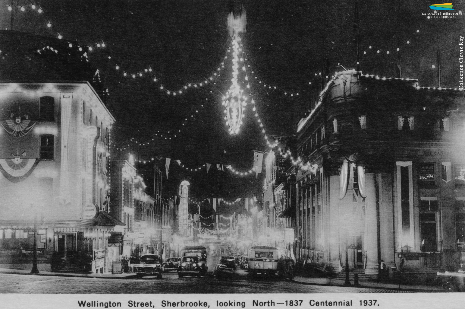 Des photos du centre-ville de Sherbrooke, tout éclairé à l’occasion du « centenaire » de 1937. Les autorités municipales cherchent à stimuler le tourisme et la venue d’industries, entre autres en vantant ses ressources hydroélectriques, et montent de toutes pièces des célébrations du centenaire même si l’année 1937 ne marque le centième anniversaire de rien de significatif,